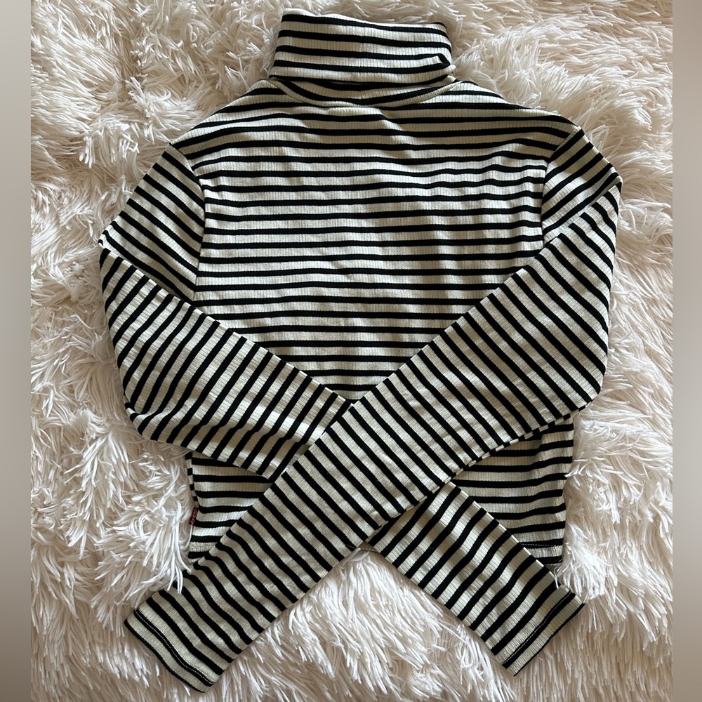 Levi’s black and white cropped turtleneck